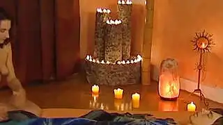 Asyalı MILF, Beyaz Sevgilisini Rahatlatıyor