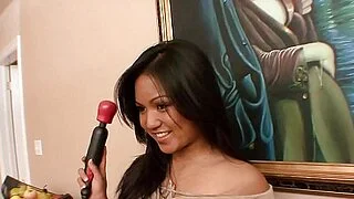 Seksi, genç, egzotik Asyalı kız Lana Violet, mükemmel göğüsleriyle tıraşlı vajinasından sertçe beceriliyor.