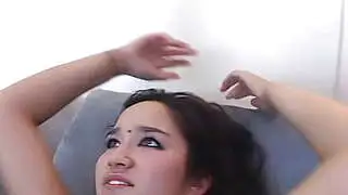 安吉丽娜是一位身材姣好的亚洲女孩，拥有丰满圆润的翘臀，她渴望热乎乎的精液。