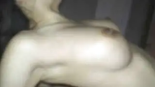 丰满的亚洲少女用她紧致的屁股骑在白人男人的阴茎上